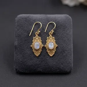 Pendientes colgantes de latón con piedra lunar natural |   Joyería de Piedras Preciosas Hecha a Mano para Venta al por Mayor - Product Image 5