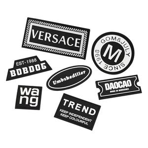 Nueva Etiqueta de Ropa de Poliéster con Logotipo 3D en Relieve Personalizado, Lavable, con Borde Cortado a Láser y Bordado para Bolsas de Ropa - Product Image 3