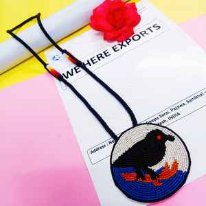 Collier pendentif oiseau noir perlé fait main, design circulaire avec détails bleus, blancs et oranges, pour un usage artistique et culturel - Product Image 3