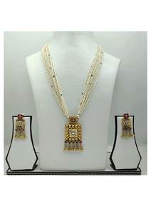 Ensemble de collier long traditionnel plaqué or avec perles blanches et pendentif carré Kundan assorti, avec boucles d'oreilles assorties pour femmes - Product Image 3