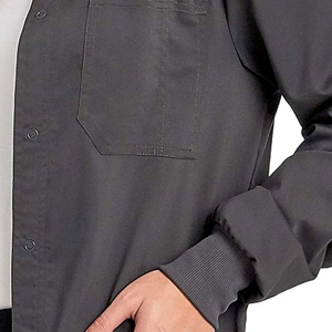 เสื้อกาวน์ผ้าฝ้ายคุณภาพสูงสั่งทำพิเศษ เนื้อผ้าระบายอากาศได้ดี  แบบ unisex สีและโลโก้ปรับแต่งได้ ใช้ได้ทุกฤดู เหมาะสำหรับโรงพยาบาลและงานที่ต้องใช้เข็ม - Product Image 6
