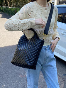 Bolso Tote Clásico Acolchado para Mujer, de Cuero Suave, Bolso de Hombro de Gran Capacidad, Bolso de Moda para Cumpleaños y Artículos Esenciales Diarios - Product Image 5