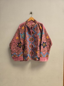 Veste Suzani en velours rose pour femme, brodée à la main avec motifs floraux en spirale, style bohème ethnique, vente en gros et exportation - Product Image 3