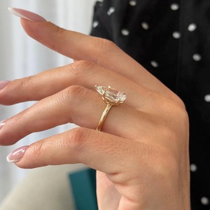 Anillo Solitario de Diamante Cultivado en Laboratorio de 4 Quilates, Corte Pera Alargado, Engaste Bajo, Oro de 18k, 5 Puntas, para Exportación al por Mayor - Product Image 3