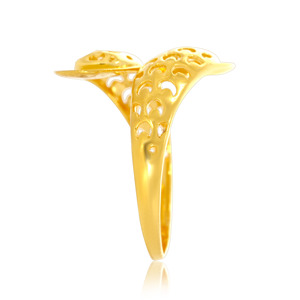 Exquisito Anillo Dorado de Filigrana Calada para Mujer con Intrincado Diseño Decorativo de Patrón de Luna Creciente y Elegante Banda Ancha Esculpida - Product Image 3