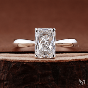 Anillo de compromiso moderno y audaz de oro blanco de 10 quilates con diamante radiante de 2 quilates cultivado en laboratorio y diseño de tallo pellizcado. - Product Image 1