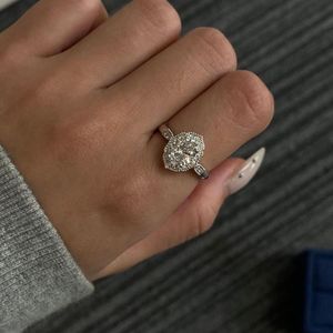 Anillo de Compromiso con Halo de Diamantes Cultivados en Laboratorio de Corte Ovalado para Mujer en Oro Rosa de 10K/14K/18K con Estilo Encantador - Product Image 2