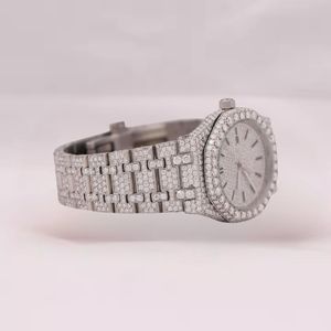 Montre-bracelet à cadran rond en moissanite avec bracelet en diamants blancs, mouvement à quartz analogique et embellissement sophistiqué en diamants pour la mode - Product Image 5