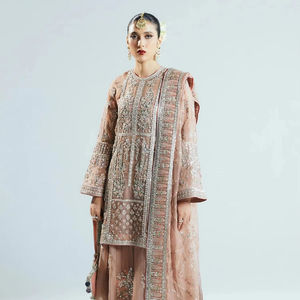 Robe Anarkali pakistanaise haut de gamme, rose poudré lavande, longue et sculpturale, avec épaulettes structurées et audacieuses. - Product Image 1