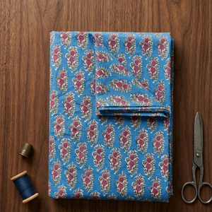 Tela de Algodón Premium con Estampado Floral Azul, Suave, Ligera y Transpirable para Confección de Kurtis y Vestidos - Product Image 4