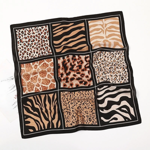 ผ้าพันคอพิมพ์ลายเสือดาวลายตาราง9ช่อง68ซม. สำหรับผู้หญิงผ้าพันคอผ้าไหมแบบบางผ้าคลุมไหล่อเนกประสงค์แนวย้อนยุคสำหรับฤดูใบไม้ผลิและฤดูร้อน - Product Image 2