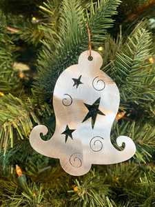 Adorno Navideño de Campana Metálica con Estrellas y Espirales, Decoración Artesanal para Árbol - Product Image 1