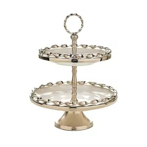 Support à gâteau décoratif en métal texturé avec pièces d'or, base en bois, présentoir rond pour desserts, vaisselle de fête - Product Image 6