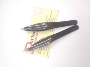 Pince à épiler noire scintillante pour sourcils, en acier inoxydable, avec logo personnalisé, pour épilation des poils incarnés, à pointes biseautées et pointues - Product Image 1
