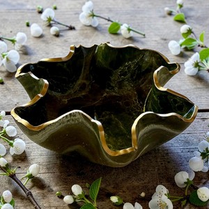 Bol décoratif artisanal en résine époxy vert olive moyen, design géode - Product Image 1