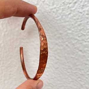 Brazalete Magnético de Cobre Martillado Hecho a Mano, Chapado en Oro Natural Puro para Terapia de Artritis o Regalo, Artesanía en Metal - Product Image 4
