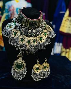 Ensemble de collier et de boucles d'oreilles tribaux afghans détaillés, utilisant des pièces de monnaie vintage récupérées et des bordures en filigrane complexes avec des pierres précieuses vibrantes - Product Image 4
