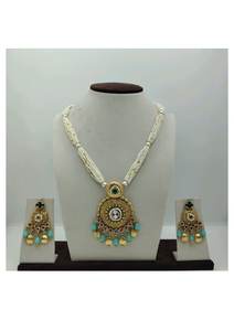 Ensemble de collier élégant en perles argentées avec pendentif traditionnel et boucles d'oreilles assorties pour mariage, fête nuptiale et occasions festives - Product Image 2