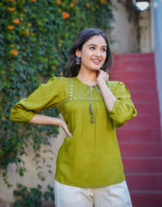 Top de algodón color verde oliva premium para mujer con cuello redondo, bordado con efecto espejo y mangas abullonadas. Ropa de verano al por mayor. - Product Image 1