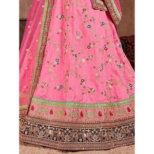 Vêtements de mariée brodés de créateur rose élégant Lehenga Choli pour les mariées et les mariés - Product Image 1