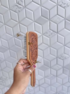 Cepillo para el Cabello de Cuero y Madera Hecho a Mano con Diseño Minimalista Moderno y Patrón Tejido, Forma Rectangular, para Uso Diario, Moda 2026 - Product Image 2