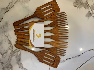 Juego de Cucharas para Servir Ensaladas de Madera Chapadas en Oro Clásico con Acabado Espejo, Ecológicas y de Mango Largo - Product Image 1
