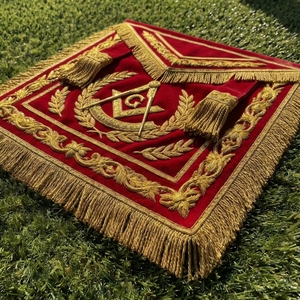 Tablier de Franc-Maçon de Luxe en Velours Rouge avec Compas Carré Brodé Or en Cuir, Bordure à Franges G, Classique, à Coudre, 3D Personnalisable - Product Image 3