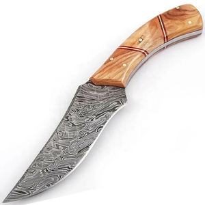 Cuchillo artesanal de acero de Damasco para exteriores con mango de madera estabilizada y hoja con patrón decorativo para caza y senderismo - Product Image 4