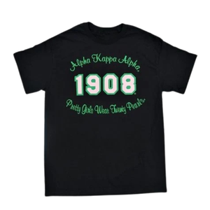 AKA 1908 Tagline Tee เสื้อยืดคอกลมสีดำพร้อมพิมพ์ลายกราฟิกสีเขียวและสีขาวเสื้อผ้าลำลองสำหรับผู้หญิง - Product Image 1