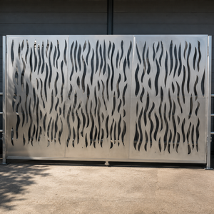 Puerta metálica plateada cortada con láser, con patrón ondulado, pantalla de privacidad de acero inoxidable, puerta corredera para uso exterior en villas, panel de alta resistencia. - Product Image 1