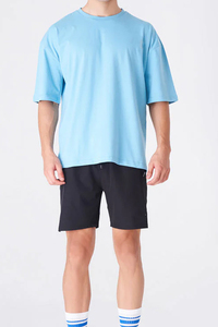 Conjunto de camiseta de cuello redondo de algodón 100% azul claro para hombre, de corte holgado y color liso, con hombros caídos y pantalones cortos negros. - Product Image 5