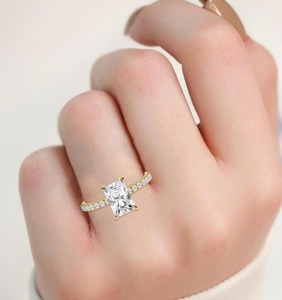 Bague de fiançailles de luxe classique en or rose 10 carats avec diamant solitaire de laboratoire taille radiant et taille rond de 2,42 carats au total - Product Image 1