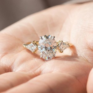 Bague à trois pierres en or massif 18 carats avec diamant ovale de 2,01 carats et diamant de laboratoire taille cerf-volant latérale, bijou raffiné pour mariage, fête et occasions spéciales, pour les amoureux - Product Image 5