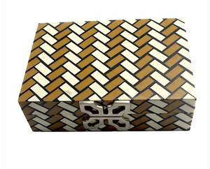 Boîte à bijoux élégante et moderne en résine, artisanale, avec un motif unique et élégant, solution de rangement idéale pour les bijoux et accessoires - Product Image 1