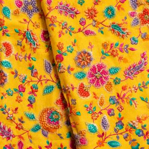 Tela premium con estampado y bordado, un textil moderno diseñado para colecciones de moda y prendas elegantes. Esta tela... - Product Image 1