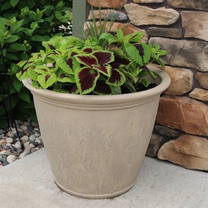 Pot de fleurs rustique en résine avec plante à feuillage vert et violet pour l'extérieur et le jardin - Product Image 1