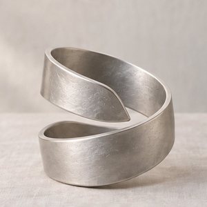 Anneau de serviette en aluminium torsadé fait main – Accessoire de table de mariage en métal façonné à la main, design moderne - Product Image 1