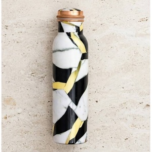 Botella de agua de cobre con diseño bohemio en negro y cobre, portátil para viajes. - Product Image 2