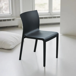 Chaises de salle à manger modernes empilables, portables, imperméables et résistantes à la chaleur, de couleur noire, en plastique PP, pour atelier. - Product Image 1