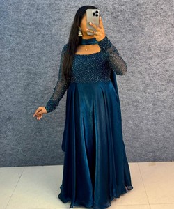 ชุดเดรสผ้าไหม Fendi ประดับเลื่อมและลูกปัดสุดหรู พร้อมผ้าคลุมไหล่และเข็มขัดคาดเอว เหมาะสำหรับงานเทศกาล ราคาขายส่ง เสื้อผ้าชาติพันธุ์ สีเขียวอมฟ้า - Product Image 2