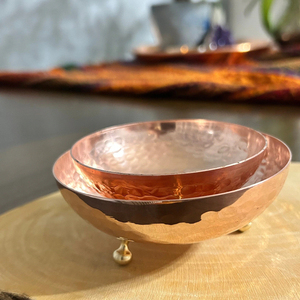 Tazón de mezcla de cobre martillado, forma redonda, tamaño grande, con patas de latón, tazón para alimentos de alta calidad, precio al por mayor, hecho a mano en India - Product Image 6