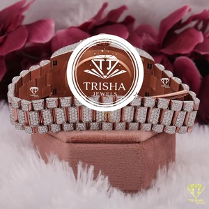 Montre-bracelet de luxe pour femme, design indien, en acier inoxydable or rose, montre tendance disponible à la vente - Product Image 2