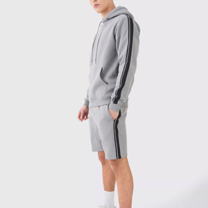 ชุดเซ็ตฮู้ดดี้โอเวอร์ไซส์ผู้ชาย กางเกงขาสั้นลำลอง สไตล์สตรีทแวร์ ชุดเซ็ตสองชิ้น เสื้อฮู้ดดี้มีซิป พร้อมกางเกงขาสั้นเรียบ - Product Image 2