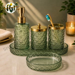 Ensemble de salle de bain de luxe en verre, cinq pièces, ovale vert avec accents dorés, distributeur de savon, porte-brosse à dents, pot de rangement, plateau - Product Image 2