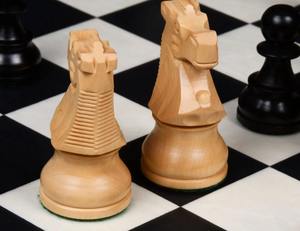 Reproducción de piezas de ajedrez francesas Lardy, Rey de 3.75 pulgadas en madera de abedul ebonizada y natural al mejor precio - Product Image 2