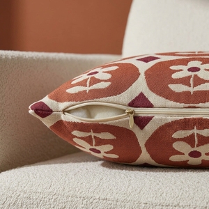 Coussin décoratif à motifs géométriques en terre cuite rouge et crème pour fauteuil et canapé de salon. 44x44 cm - Product Image 2