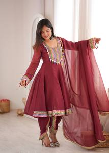 Top bordado resistente y elegante con encaje de pompones, dhoti de encaje dorado y dupatta de encaje dorado, ropa festiva, étnica y tradicional. - Product Image 5