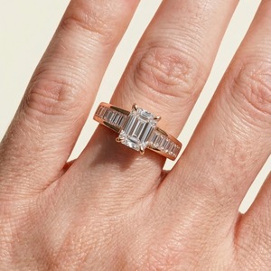 Anillo de Compromiso de Oro de 14K con Diamante Cultivado en Laboratorio de Corte Esmeralda de 3.50 CT, con 4 Puntas y Piedras Laterales Baguette Engastadas en Canal (Lujoso) - Product Image 6