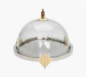 Plato de servir metálico islámico con cúpula de vidrio diseñado para una presentación elegante de postres y para el entretenimiento en el hogar. - Product Image 3