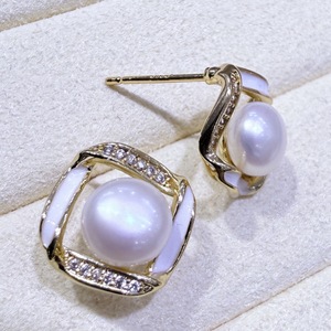 Pendientes de Botón Finos de Oro de 14K para Mujer, Estilo Simple, Geométricos, Cuadrados, Esmaltados, Huecos, con Cinta, Circonita y Perla, Zhuji Danshui - Product Image 4